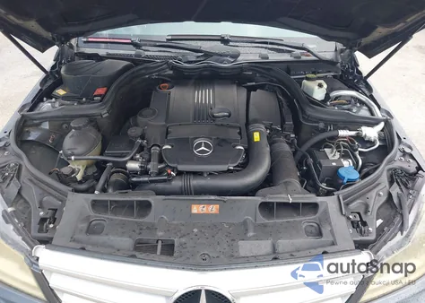 2013 Mercedes-Benz C 250 z USA, uszkodzony, nr VIN WDDGJ4HB9DF995203